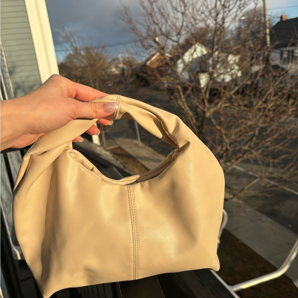 Elegant Cream Handbag - Picture 4 of 6